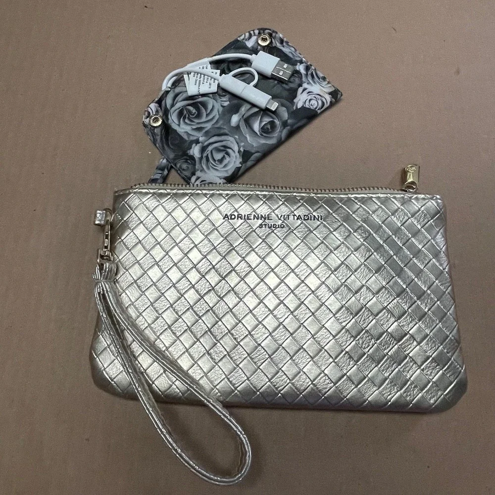 Adrienne‎ Vittadini Phone Wallet Gold Embossed Faux Leather Zipper W/Charger